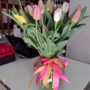 Florero con  20 tulipanes