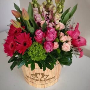 Barril con perritos y gerberas