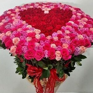 Canasta con 375 rosas