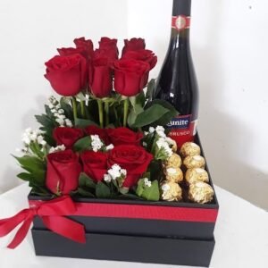 Caja 36 con 15 rosas en escalon (no incluye botella)