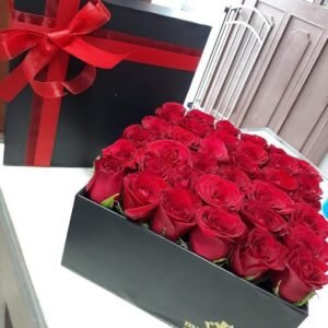 Caja 36 con puras rosas y tapa