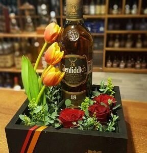Caja Chaparrita con 3 tulipanes (no incluye botella)