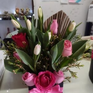 Cubo con 7 tulipanes,7 rosas y abanicos