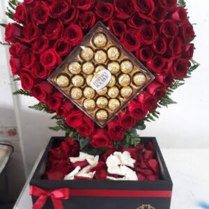 Corazón en pedestal con 24 Ferreros al centro