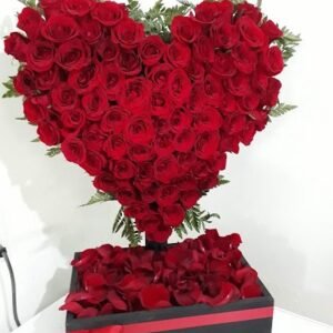 Corazón en Pedestal con 80 Rosas