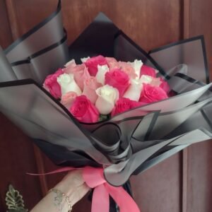 Ramo 50 Rosas Pastel con Celofan Negro Translucido
