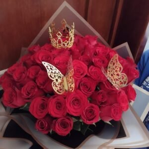Ramo 50 Rosas Rojas con Coronita y 2 Mariposas