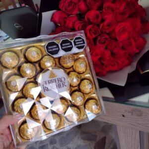 Ramo 50 Rosas Rojas con Ferreros 24
