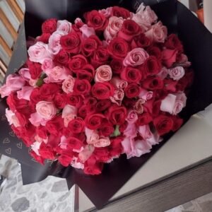 Ramo 200 Rosas Combinadas con Papel Negro de Corazones