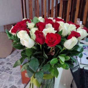 Florero 50 Rosas Blanco y Rojo