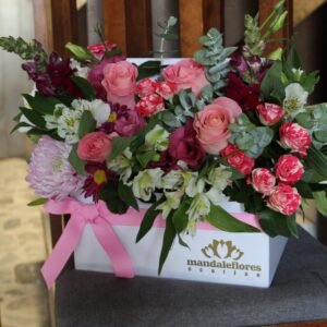 Caja Cofre Blanca con Lisianthus y Roxana