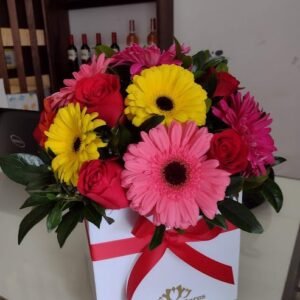 Cubo con 12 Gerberas y 8 Rosas