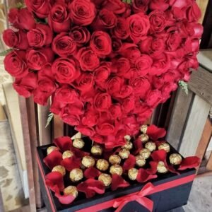 Corazón en Pedestal con 80 Rosas y Ferreros