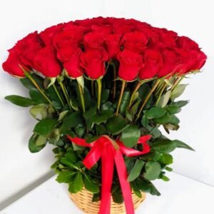 Canasta con 100 rosas