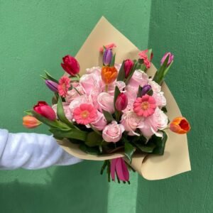 Ramo 24 rosas c/tulipanes y mini gerberas