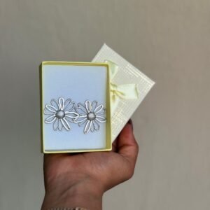 Arete de flor plateada