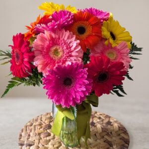 Florero de 12 gerberas coloridas